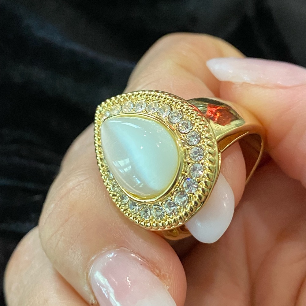Gorgeous gold teardrop ring with white Centerstone size 8
